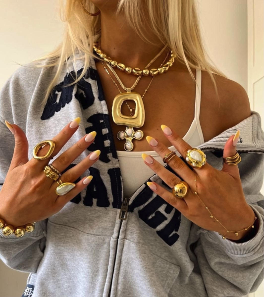 Chunky jewelry styling, necklaces, rinks, bangles.